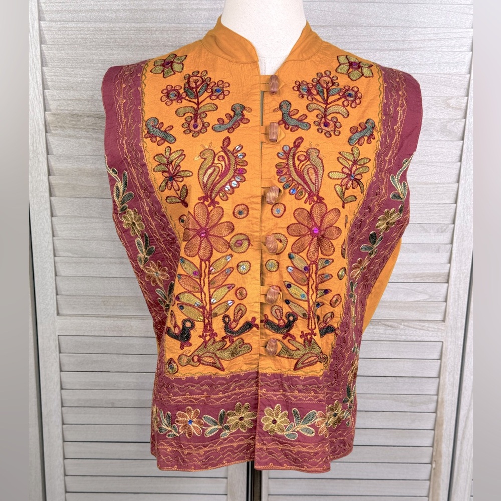 PASSPORTS (Of Pier One Imports) Embroidered Vest w Wood Buttons Made in India-M